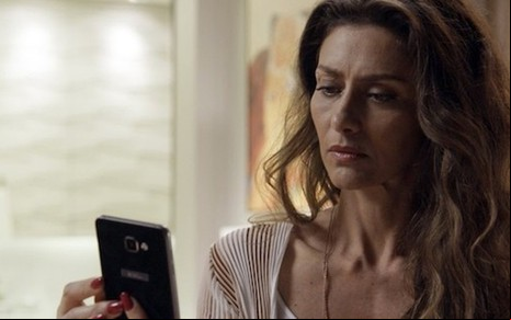 Joyce (Maria Fernanda Cândido) ficará indignada com mensagem da rival na novela das nove - Reprodução/TV Globo