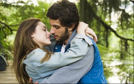 Isabelle Drummond (Helô) e Chay Suede (Pedro) se apaixonam no primeiro capítulo - João Miguel Jr/TV Globo