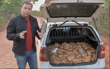 Alex Barbosa mostra falsa cocaína em reportagem exibida pelo Jornal da Globo do dia 13 - Reprodução/TV Globo
