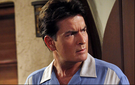 O ator Charlie Sheen na série Two and a Half Men, em que interpretava um mulherengo - Divulgação/CBS