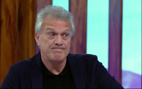 O apresentador Pedro Bial durante edição do Conversa em que entrevistou a cantora Rita Lee - Reprodução/TV Globo