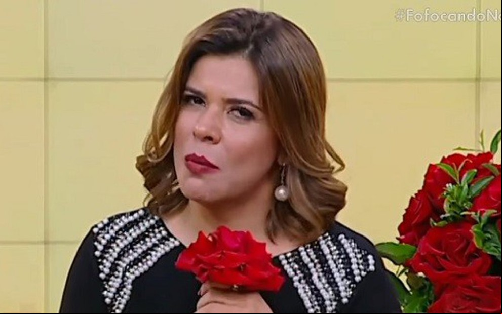 Mara Maravilha no cenário do Fofocando; programa perdeu 25% do ibope com apresentadora - Reprodução/SBT