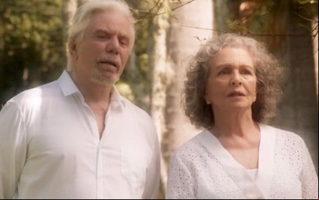 Vicente (Reginaldo Faria) na visita que fez aos anjos com Margot (Irene Ravache) na novela das seis - Reprodução/TV Globo