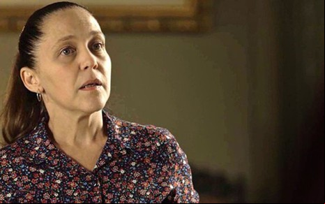 A atriz Isabela Garcia em cena da novela das nove da Globo como a governanta misteriosa Judith - Reprodução/TV Globo