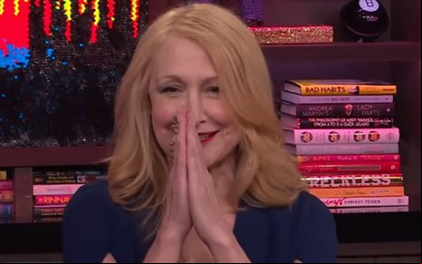 A atriz Patricia Clarkson, envergonhada, durante entrevista no talk show de Andy Cohen, ontem (28) - Reprodução/Bravo
