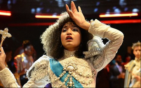 A atriz e modelo trans Indya Moore em cena de Pose, série que promete dar o que falar - Divulgação/FX