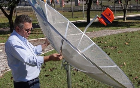 Técnico de empresa fabricante de antena parabólica instala equipamento: sucesso no interior - Reprodução/Century