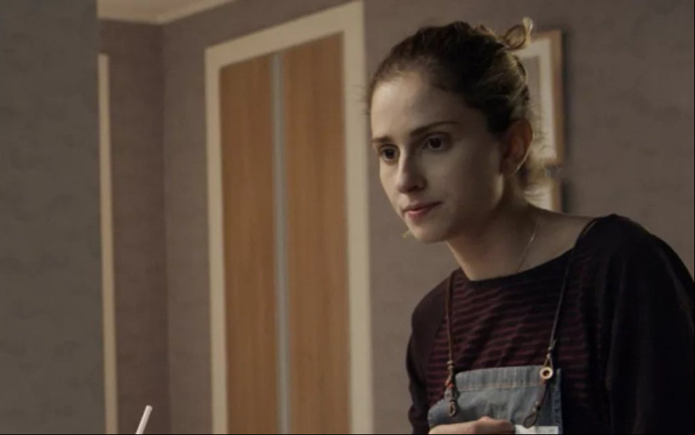 Carol Duarte (Ivana) em A Força do Querer; garota cairá no choro antes e depois do sexo - Reprodução/TV Globo