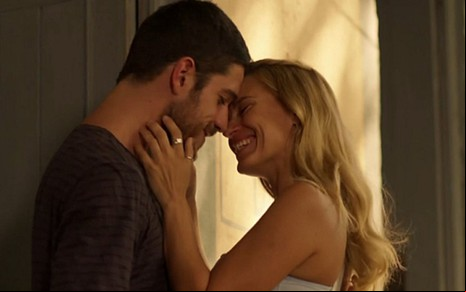 Marco Pigossi (Dante) e Carolina Dieckmann (Lara) em cena de A Regra do Jogo - Reprodução/TV Globo