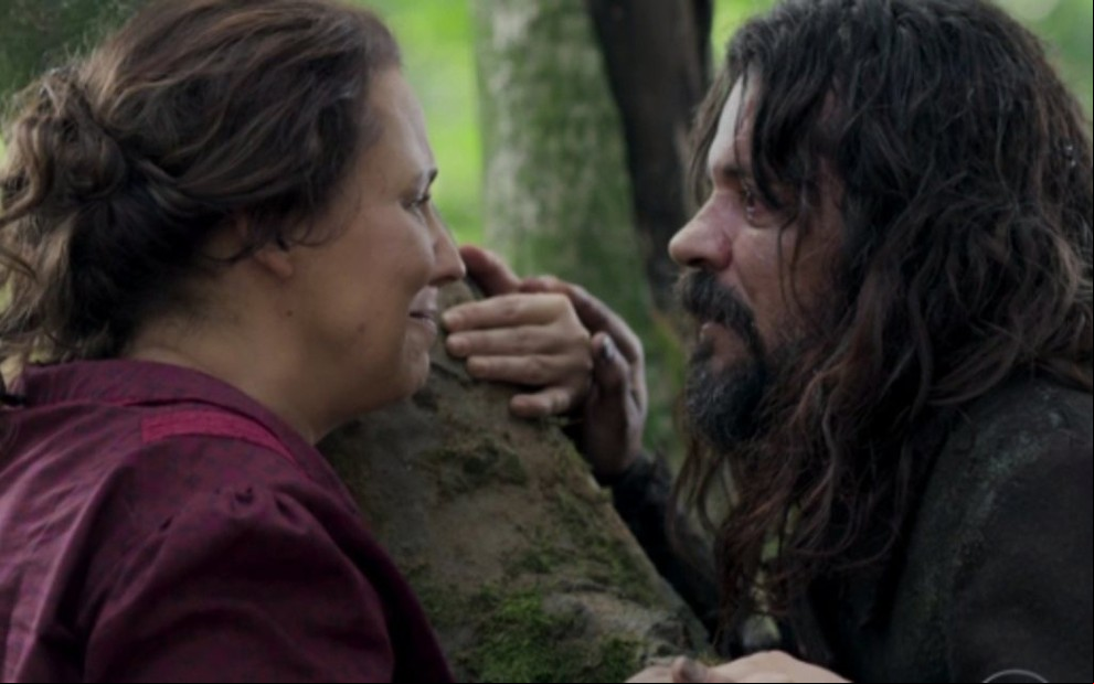 Bernardo (Felipe Camargo) e Emília (Ana Beatriz Nogueira) ficam juntos em Além do Tempo - Reprodução/TV Globo