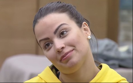 Imagem de Victória Villarim com moletom amarelo em A Fazenda 12