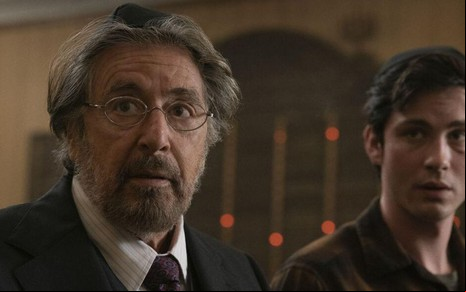 Al Panico vestindo um terno e óculos em cena da série Hunters, novidade do Prime Video