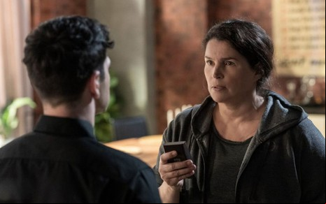 Julia Ormond tem uma expressão séria enquanto encara Al Calderon em cena do terceiro episódio de Walking Dead: World Beyond