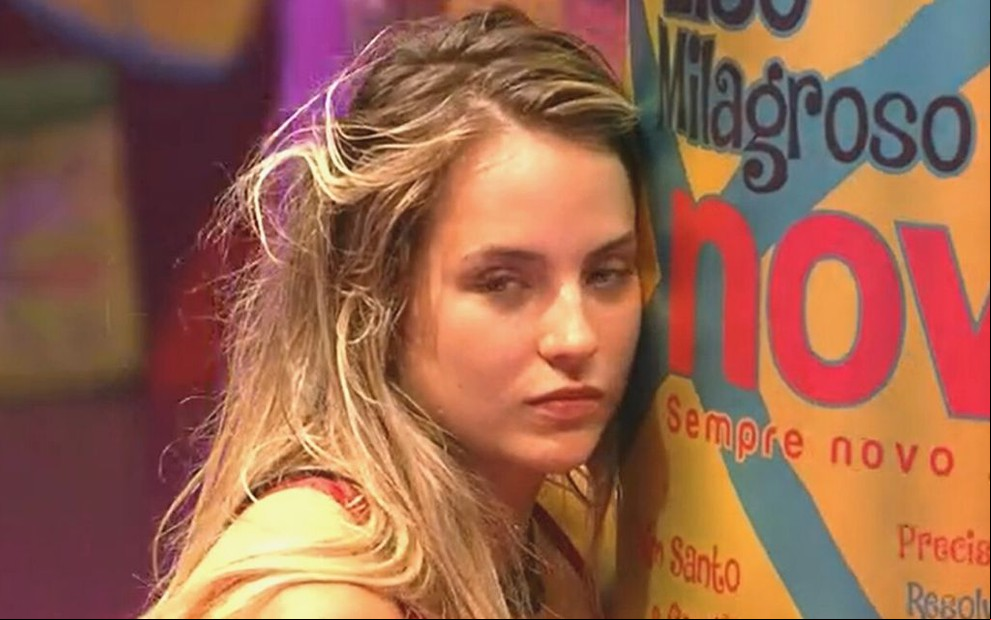 Gabi Martins encostada em um totem durante a prova de liderança do BBB20