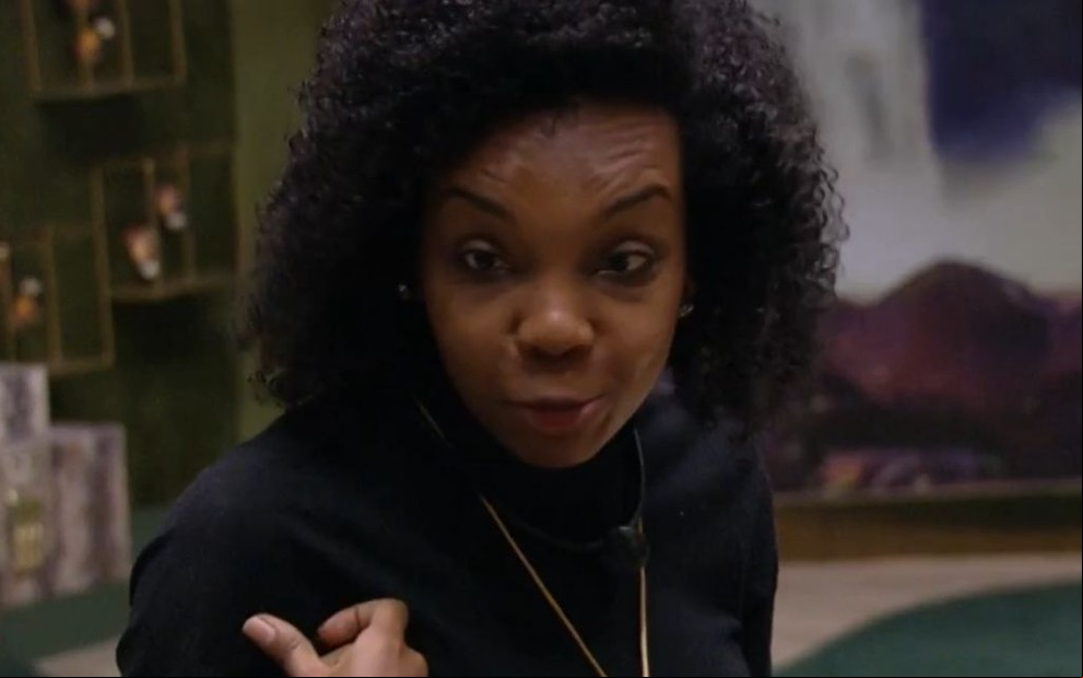 Imagem de Thelma Assis em discussão com Mari Gonzalez na sala do BBB20