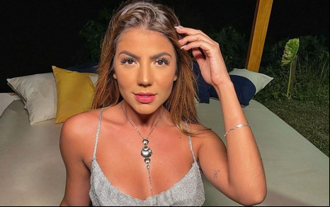 Imagem de Hariany Almeida com um vestido prateado