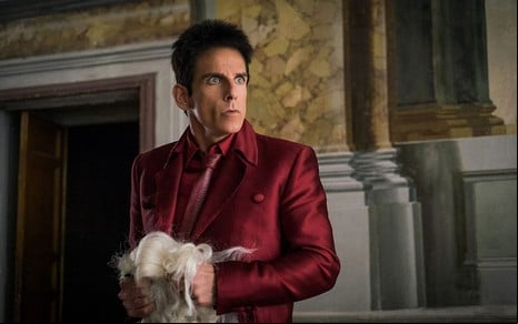 Ben Stiller segura uma peruca em cena de Zoolander 2 (2016)