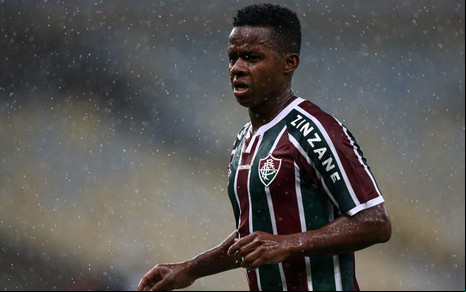 Cazares com a tradicional camisa vermelha, branca e verde do Fluminense