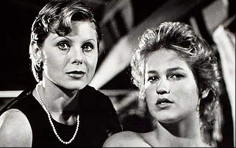 Foto das atrizes Vera Fischer (à esquerda) e Xuxa Meneghel (à direita) caracterizadas como as personagens Anna e Tamara, respectivamente, do filme Amor Estranho Amor, de 1982