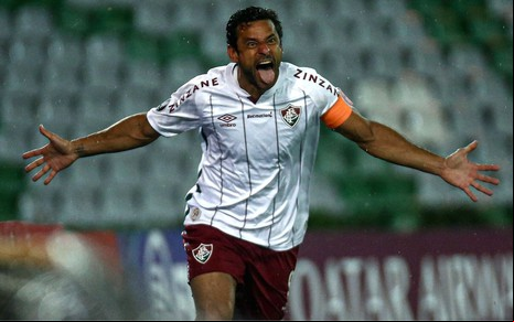 Artilheiro Fred comemora com a boca e os braços abertos ao balançar as redes pelo Fluminense