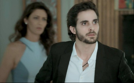 Maria Fernanda Cândido e Fiuk em cena de A Força do Querer: no segundo plano, atriz olha com indignação para parceiro de cena, enquanto isso ator olha com seriedade para alguém fora do quadro