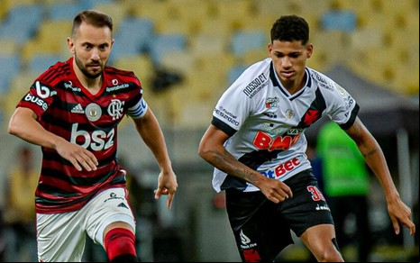 O meia Éverton Ribeiro, do Flamengo, e o atacante Marrony, do Vasco, em jogo do Campeonato Brasileiro 2019