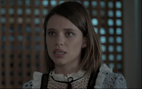 Bruna Linzmeyer em cena de A Força do Querer: caracterizada como Cibele, atriz olha de maneira assustada para alguém fora do quadro