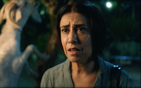 A atriz Fernanda Torres com expressão desolada como Lúcia em cena de Gilda, Lúcia e o Bode