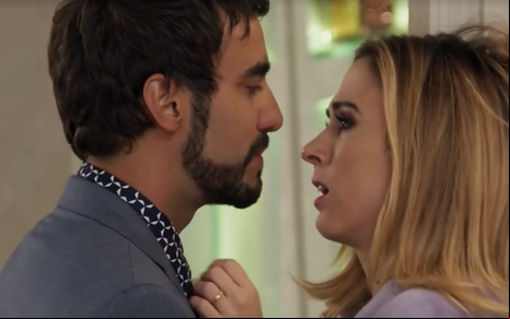 O ator Gabriel Goduy empareda Tatá Werneck durante gravação de cena quente da novela Haja Coração