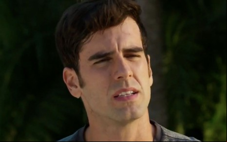 O personagem Felipe (Marcos Pitombo) olha confuso em cena da novela Haja Coração, da Globo