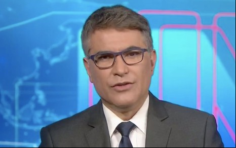 O apresentador e jornalista Hélter Duarte na bancada do Jornal Nacional, da Globo