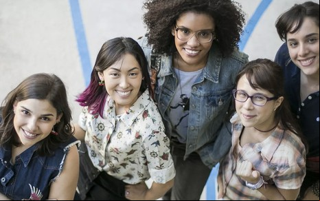 As atrizes Gabriela Medvedovski, Ana Hikari, Heslaine Vieira, Daphne Bozaski e Manoela Aliperti caracterizadas como as suas personagens de Malhação: Viva a Diferença