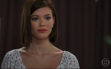 A atriz Vitória Strada, emocionada, em cena como Kyra em Salve-se Quem Puder