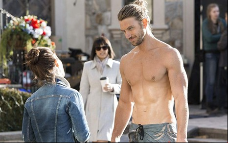 Shiri Appleby de costas encara Adam Demos sem camisa enquanto Constance Zimmer com óculos escuros se aproxima