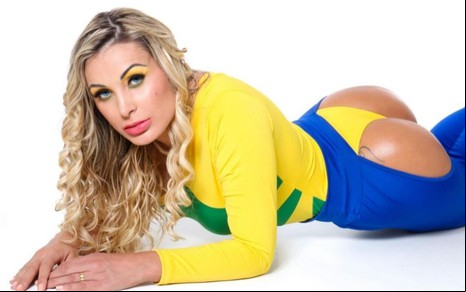 A modelo e ex-A Fazenda Andressa Urach em foto publicada no Instagram; ela aparece vestindo uma roupa com as cores da bandeira do Brasil e com o bumbum bem à mostra