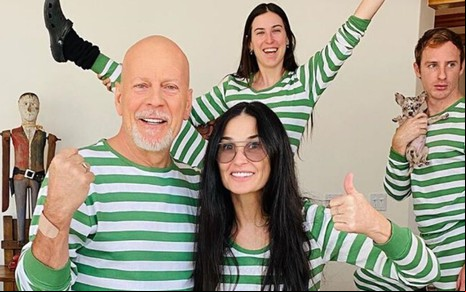 Foto publicada no Instagram em que aparece os atores Bruce Willis e Demi Moore, com a filha do casal Tallulah Belle Willis e o genro Dillon Buss