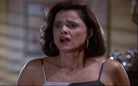 A atriz Marieta Severo com expressão de susto e desespero em cena de Laços de Família