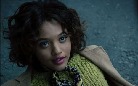Kiersey Clemons em cena da nova versão de Liga da Justiça