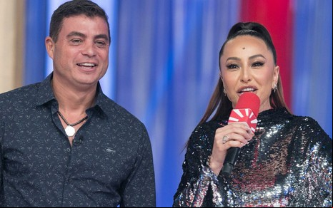 Dhomini e Sabrina Sato no palco do Domingo Show, na Record, em 8 de março de 2020
