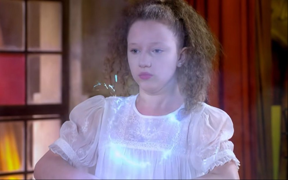 Manuela Kfouri em cena como a robô Ester em As Aventuras de Poliana