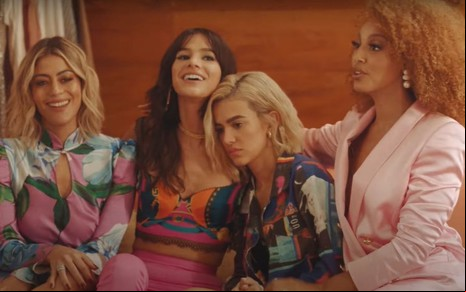 Carol Castro, Bruna Marquezine, Manu Gavassi e Sheron Menezzes sentadas juntas em trailer de Maldivas