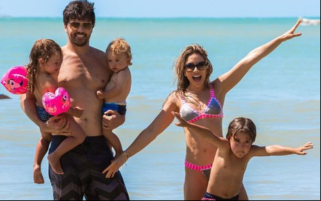 Fábio Faria e Patricia Abravanel dentro do mar com os filhos, Pedro, Jane e Senor