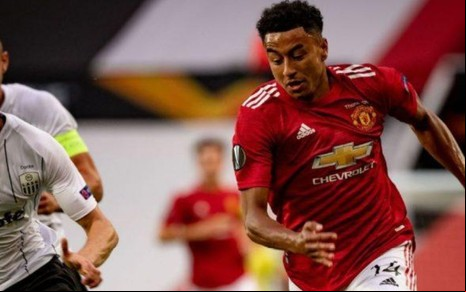 Imagem de Philipp Wiesinger e Jesse Lingard disputando bola durante o confronto entre Manchester United e Lask Linz