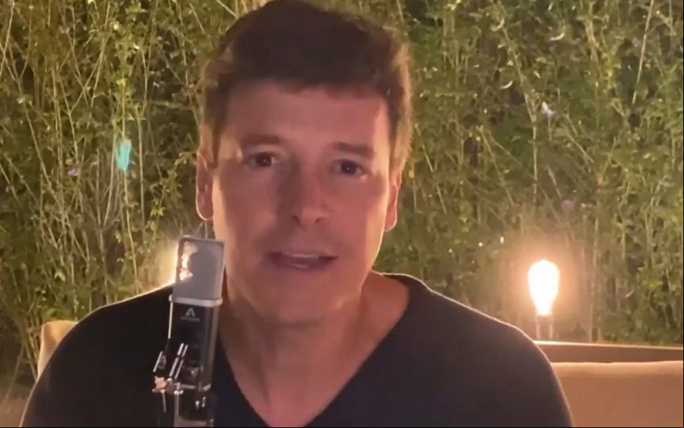 Rodrigo Faro em gravação de More Than Words para seu Instagram em abril