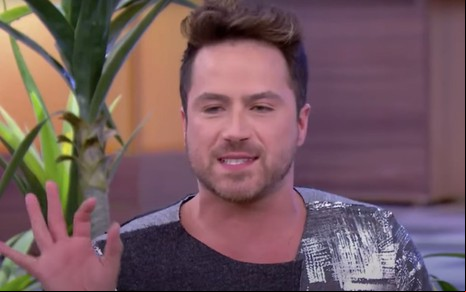 O ator e comediante Kleber Lopes como o personagem Rick Marcos no programa A Praça É Nossa, do SBT