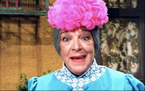 A atriz Angelines Fernández caracterizada como a dona Clotilde de Chaves, porém com o chapéu rosa em vez de azul