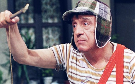 O ator Roberto Gómez Bolaños segura um bilboquê e olha atentamente para a esquerda caracterizado como o Chaves do seriado mexicano Chaves