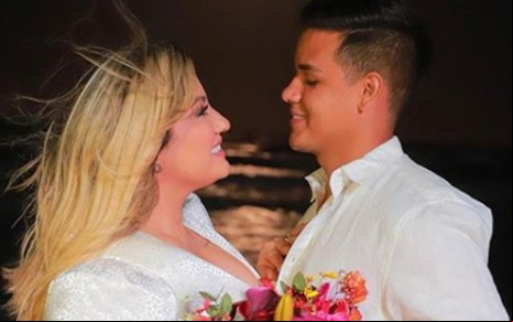 Imagem de Thayse Teixeira e Eduardo Veloso de branco, se casando