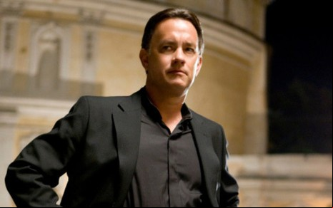 Tom Hanks com expressão séria em cena de Anjos e Demônios (2009)