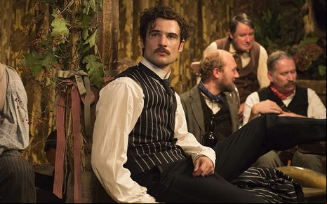 O ator Tom Sturridge em cena de Longe Deste Insensato Mundo (2015)